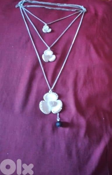 necklace vintage 3 layers3 flowers white 1
