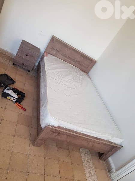 تخت مفرد مع كمدينة 0