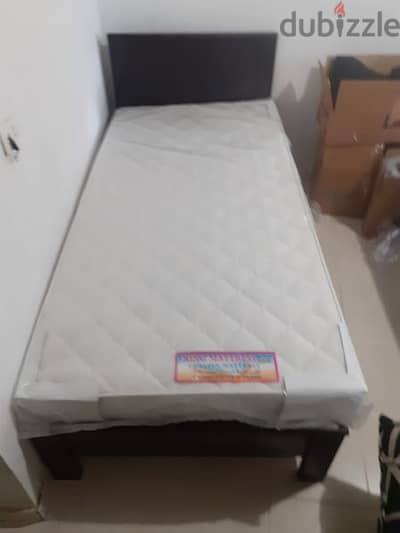 تخت مفرد مع فرشة نوعية مرتبة كفالة