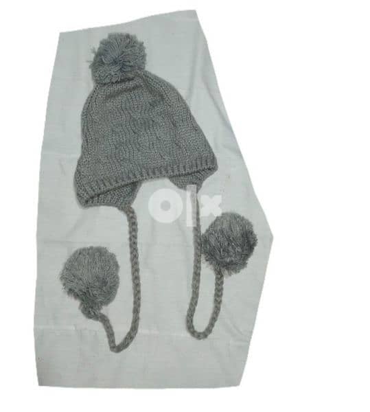 grey wool hat withover ears.  1=7$ or 3=15$ 7