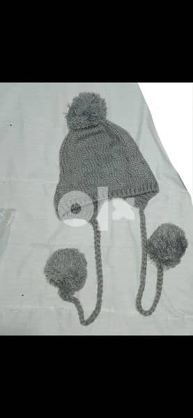 grey wool hat withover ears.  1=7$ or 3=15$ 8