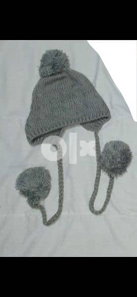 grey wool hat withover ears.  1=7$ or 3=15$ 9