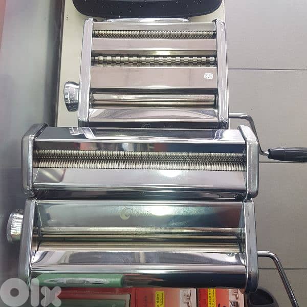 رقاقة عجينة مع عدة سماكات pasta and dough maker 2