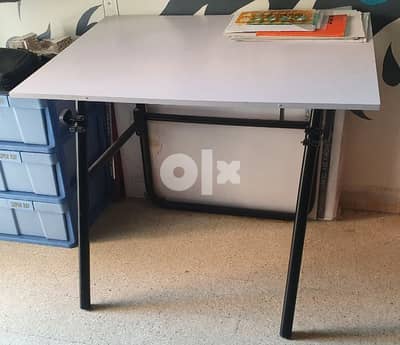 Architecture table with maps container