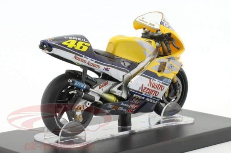 Honda NSR 500 ( year2000) diecast motorcycle model 1:18 3