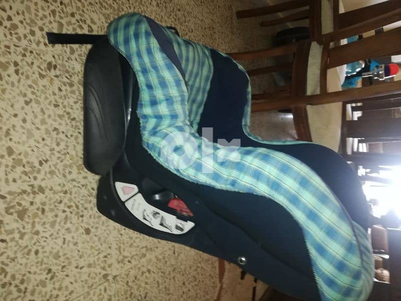 كرسي سيارة بحالة ممتازة 1