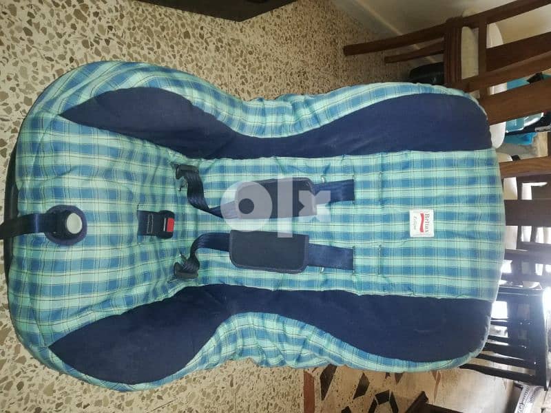 كرسي سيارة بحالة ممتازة 2