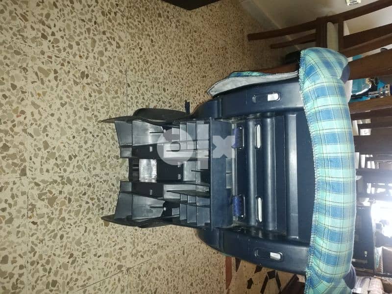 كرسي سيارة بحالة ممتازة 3