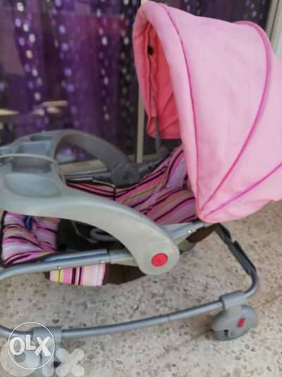 كرسي و عندو دواليب فيك تمشي و في ولد يأكل عله