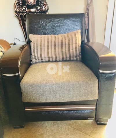 صالون ٦ قطع  ٢ كبار بصيرو تخت  وأربعة صغار مع طاولة كبيرة