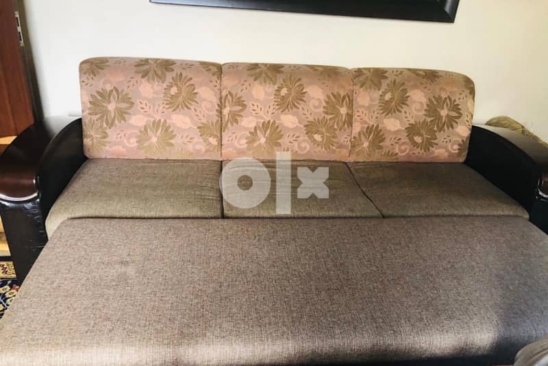 صالون ٦ قطع  ٢ كبار بصيرو تخت  وأربعة صغار مع طاولة كبيرة 1