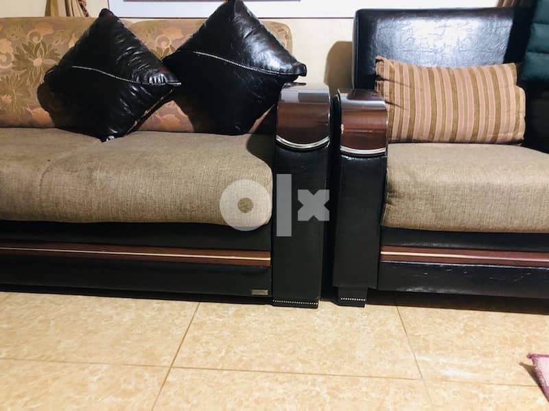 صالون ٦ قطع  ٢ كبار بصيرو تخت  وأربعة صغار مع طاولة كبيرة 2