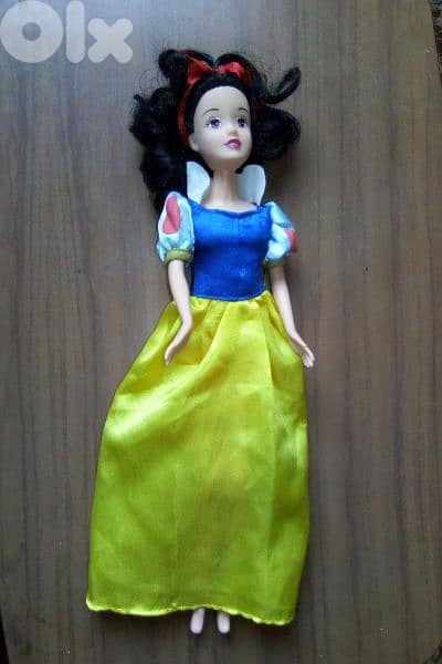 PRINCESS SNOW WHITE dressed Disney Great doll has bend legs +Shoes=23$ 7