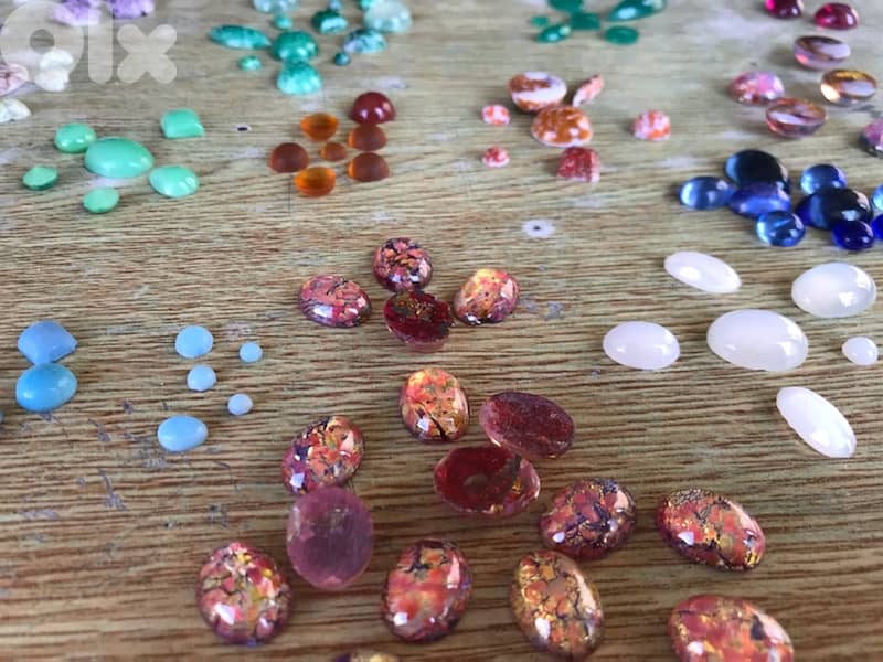 احجار زجاجية  ومواد اخرى عالية الجودة مصنعة غير طبيعية 0