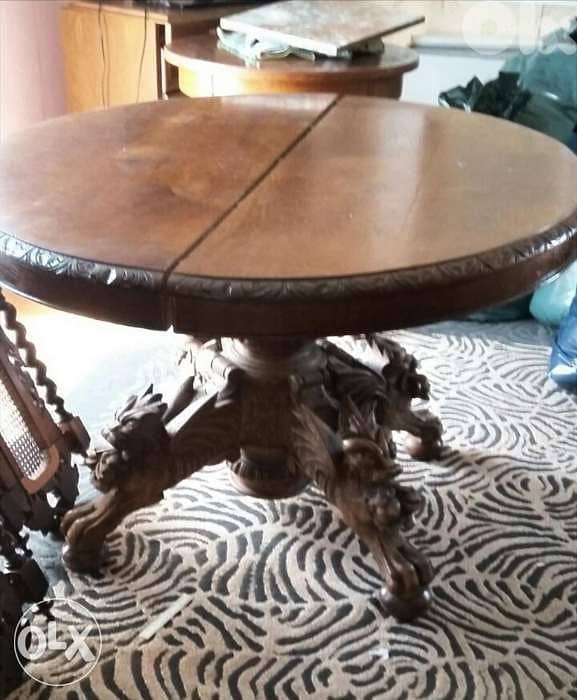 لأصحاب الزوق المميز طاولة سفرة مدورة صنع فرنسي خشب سنديان انتيك قديم 0