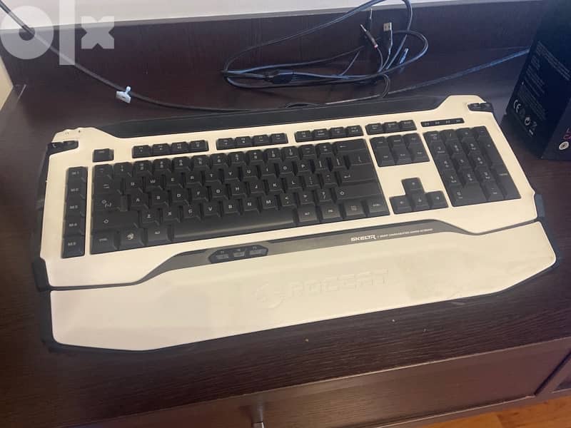 Roccat Skeltr Keyboard + Lenovo Legion Headset 1