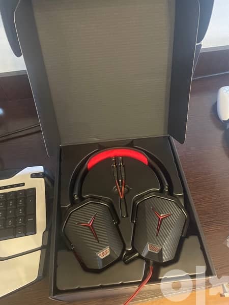 Roccat Skeltr Keyboard + Lenovo Legion Headset 4