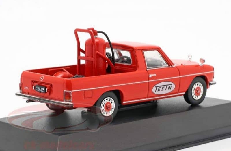 Mercedes 220D ,(1972) diecast car model 1;43. 3