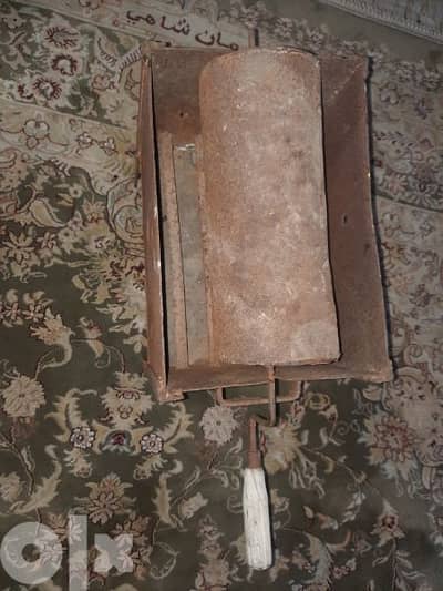 محمصة بن و بزورات على الحطب او الفحم عمرها اكتر من ٦٠ سنه