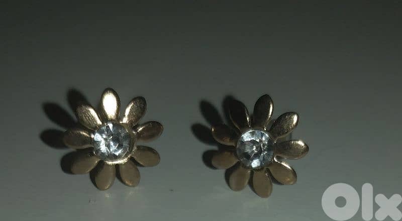 daisy studs earrings colour gold 1=5$ or 3= 13$ 1