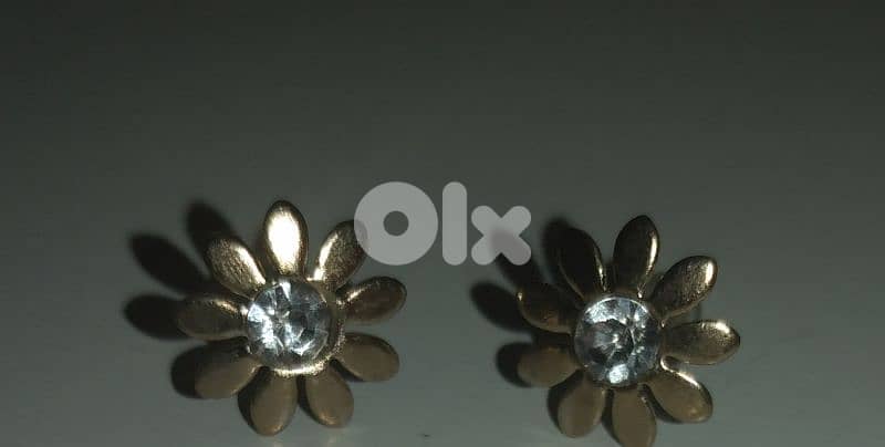 daisy studs earrings colour gold 1=5$ or 3= 13$ 2