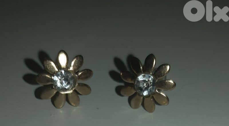 daisy studs earrings colour gold 1=5$ or 3= 13$ 3
