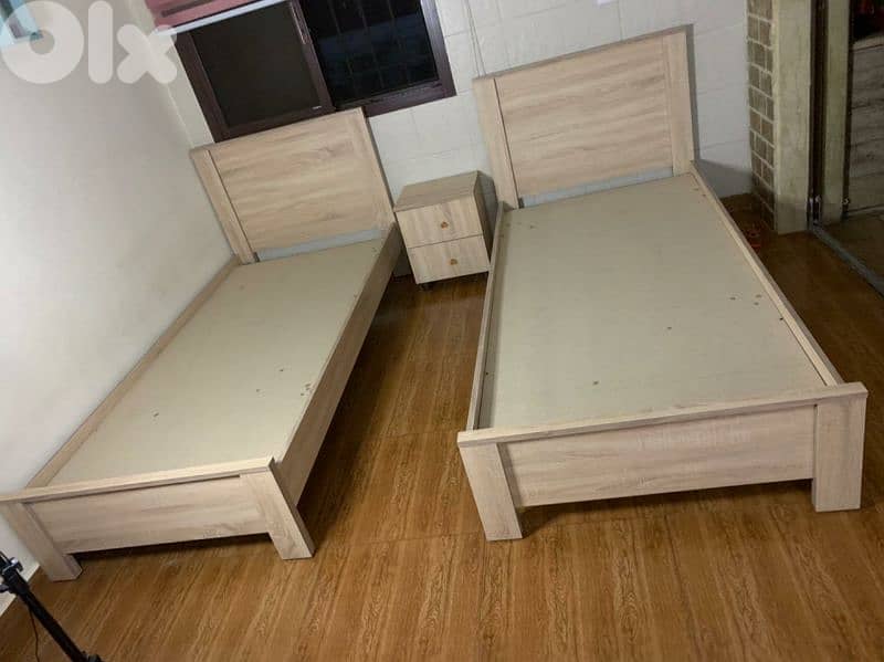 تختين مفرد مع كمدينة صغيرة 0