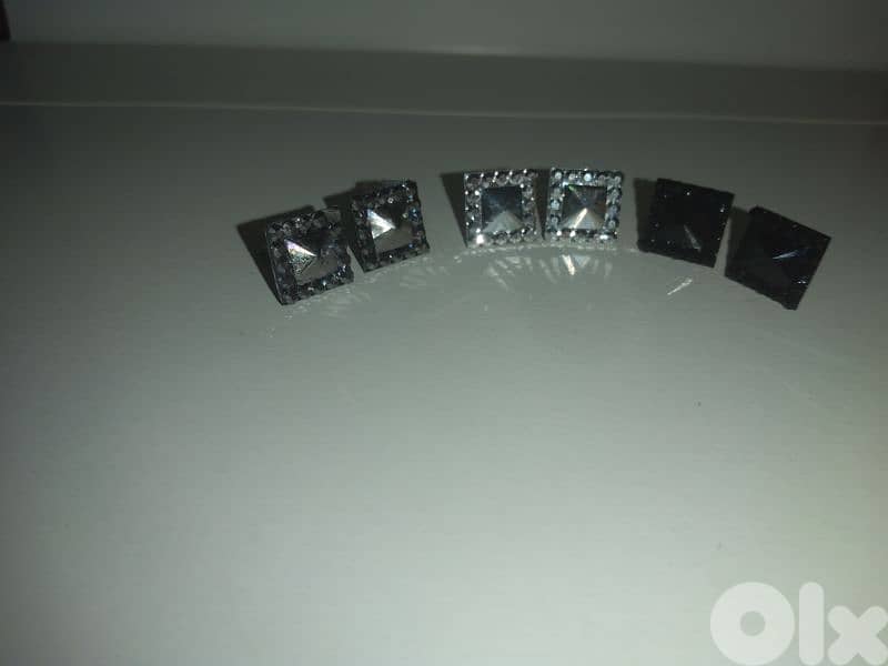 square 3D . 3colours black silver and grey 1=5$ or 3= 13$ 1