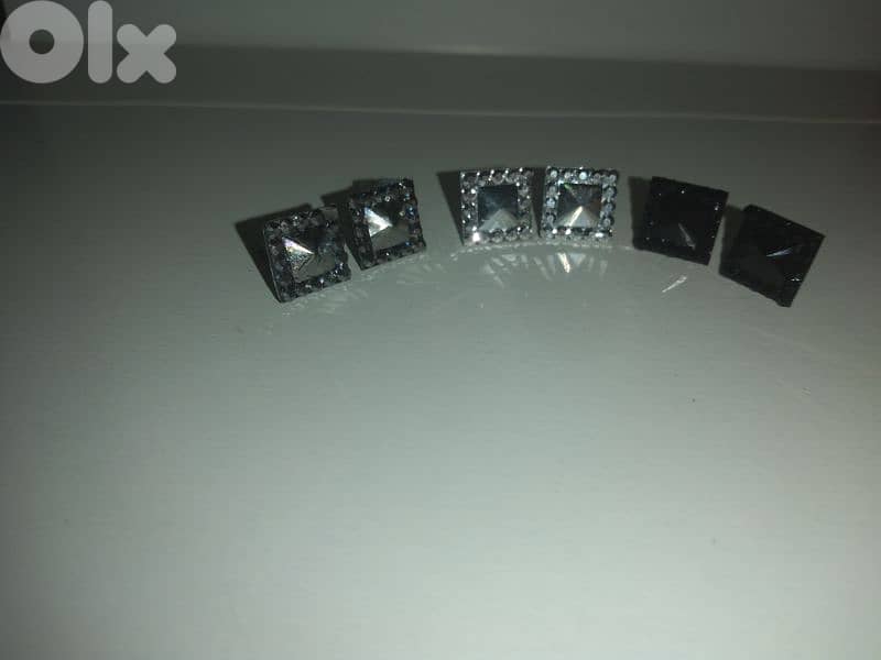square 3D . 3colours black silver and grey 1=5$ or 3= 13$ 2