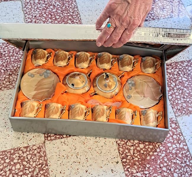تشكيلة كبيرة من صحون وكبايات قديمة 3