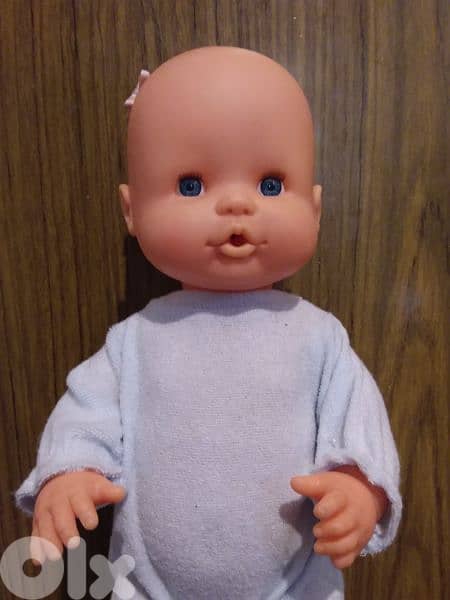 FAMOSA BABY GIRL original barely used Big & wearing toy still good=21$ 4