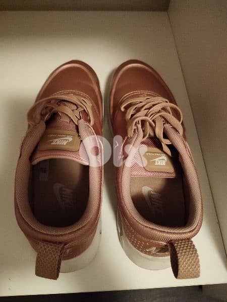 nike shoes for women, 38 EUR size, 7US size (a bit smaller). 1