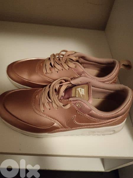 nike shoes for women, 38 EUR size, 7US size (a bit smaller). 2