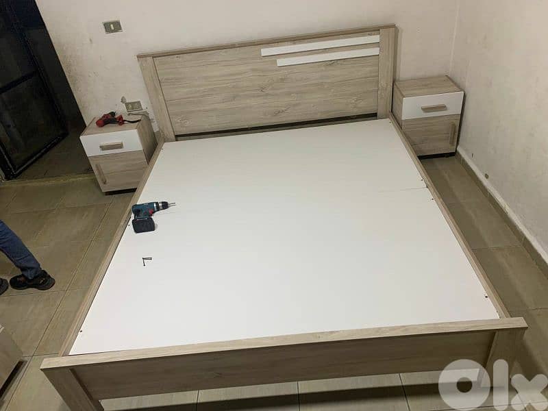 تخت مجوز مع كمدينات صغار اتنين 0