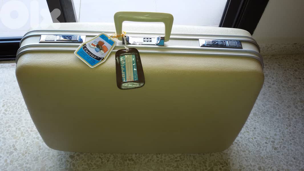 CARRIER Travel Suitcase 0