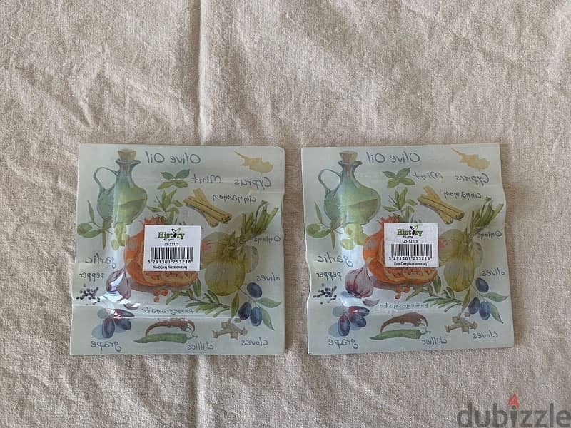 a pair of 2 Ashtrays 1