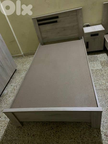 تخت مفرد مع كمدينة صغيرة 0