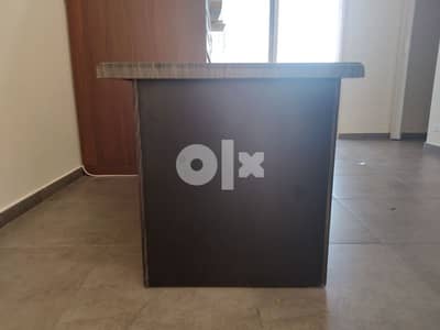 مكتب مع علبة ٣ جواري بحاله جيدة