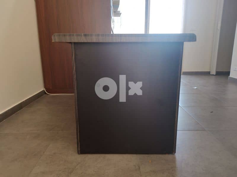 مكتب مع علبة ٣ جواري بحاله جيدة 0