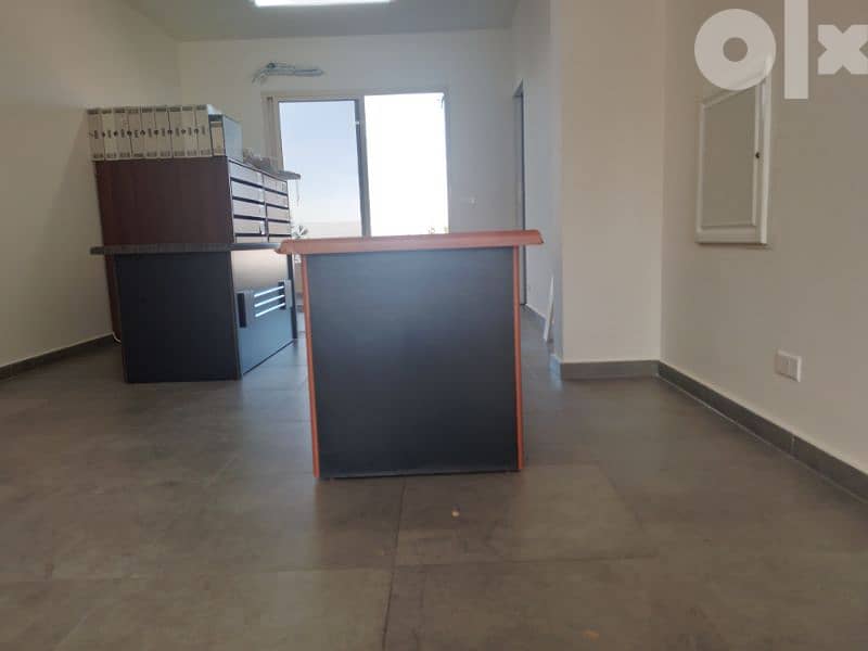 مكتب مع علبة ٣ جواري بحاله جيدة 2