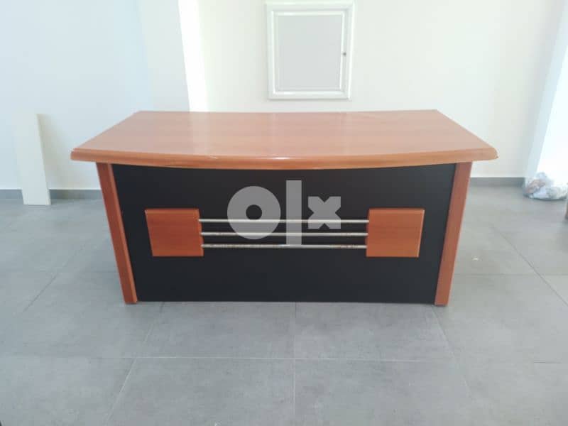 مكتب مع علبة ٣ جواري بحاله جيدة 3