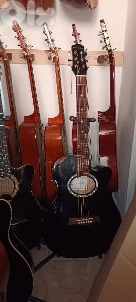 تشكيله غيتارات اكوستيك تبدا الاسعار للمستعمل ١٠٠ دولار 1