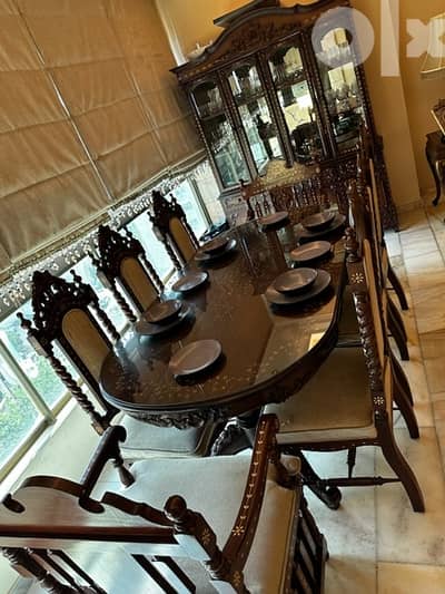 غرفة سفره كاملة مصدفة خشب الزين ممتاز مع ٨كراسي ودرسوار وصندوق  وطاولة