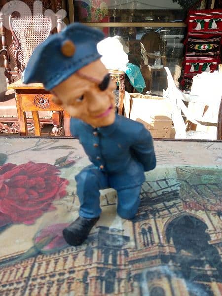 تمثال رزين وسط صغير 0