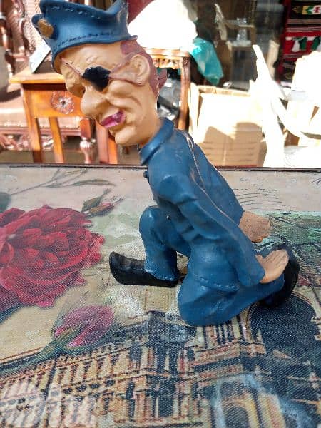 تمثال رزين وسط صغير 1