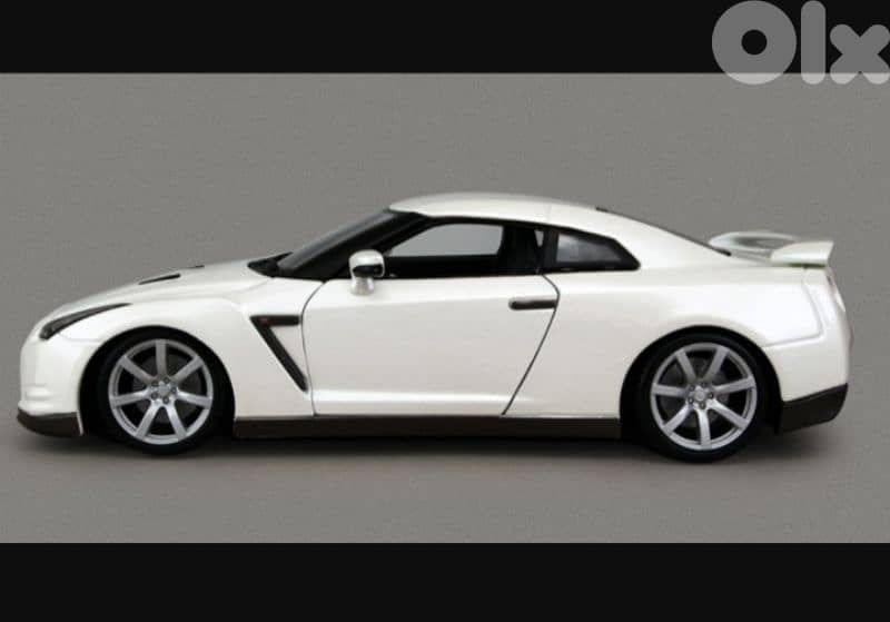 Nissan GT-R (2009) diecast car model 1;18. 1
