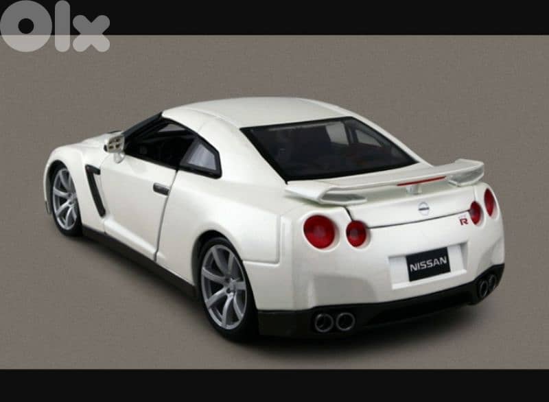 Nissan GT-R (2009) diecast car model 1;18. 2