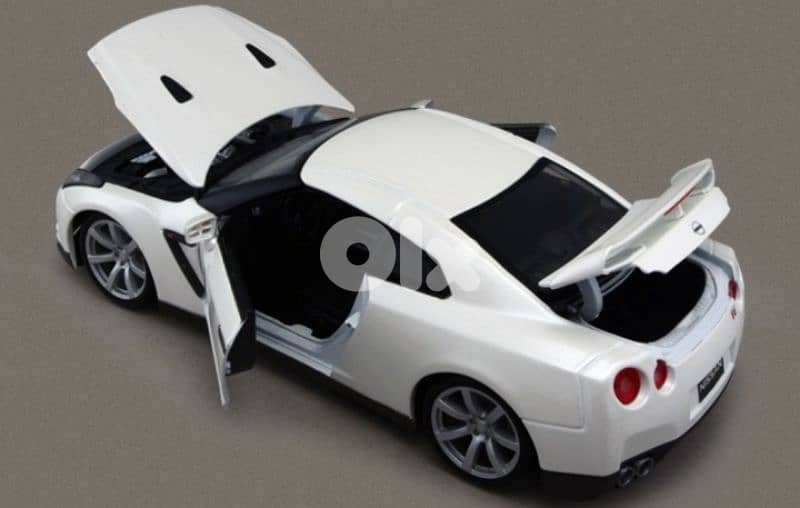 Nissan GT-R (2009) diecast car model 1;18. 3