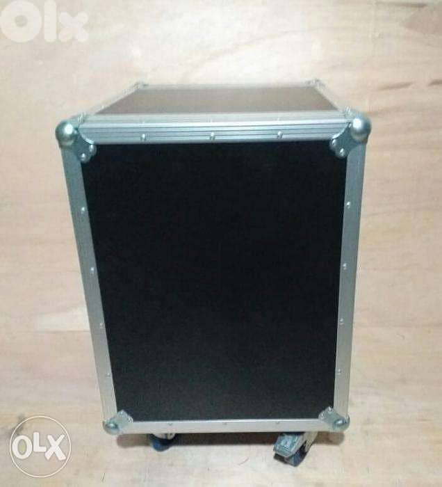 Flight case triple door with 11 units of free space with castors 2