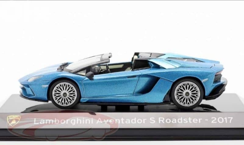 Lamborghini Aventador Roadster diecast car model 1;43. 1